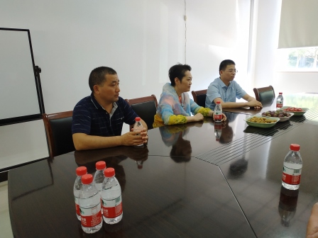 工会领导送清凉