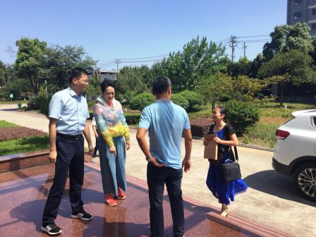 工会领导送清凉